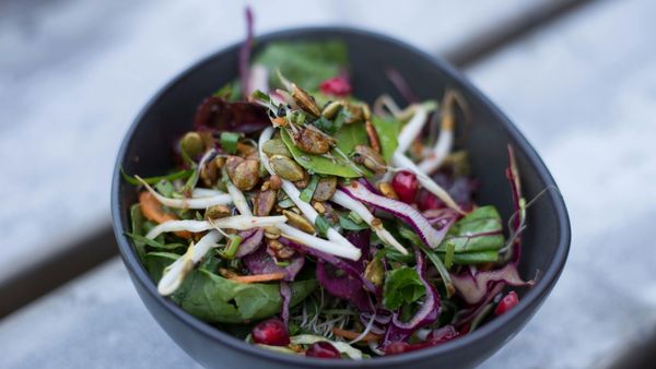 ALERTĂ sanitară &icirc;n Europa! Un focar de salmoneloză a &icirc;mbolnăvit c&acirc;teva zeci de persoane din mai multe țări. Semințele contaminate au fost retrase de la v&acirc;nzare