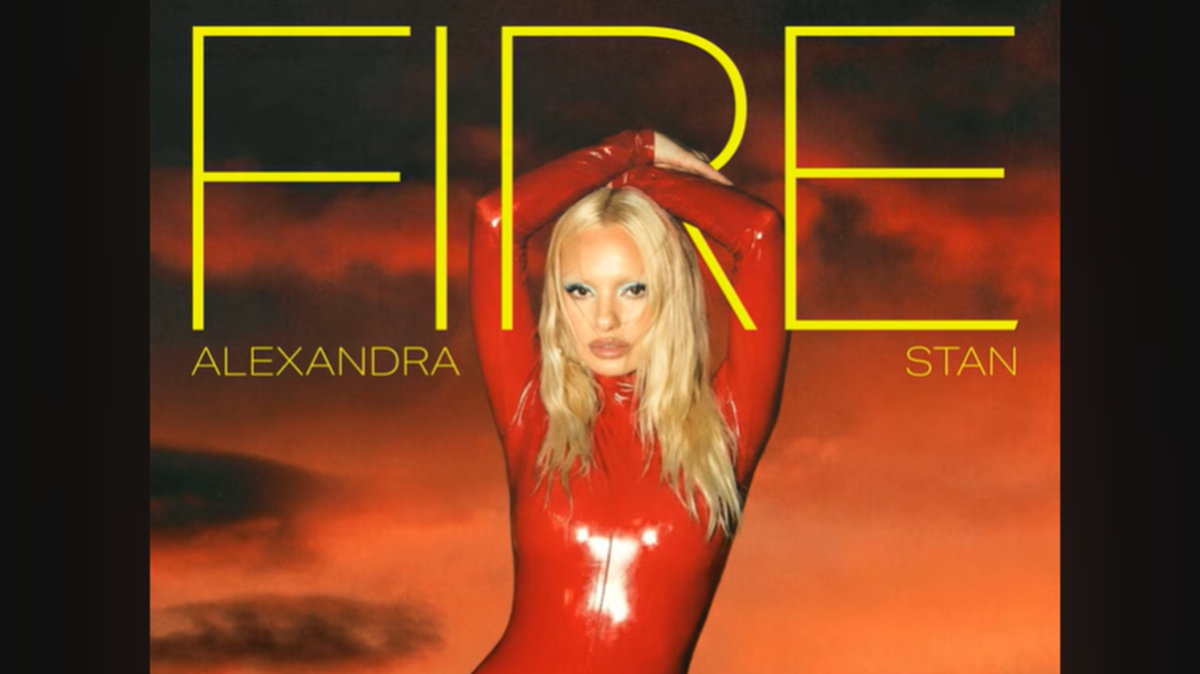 Alexandra Stan a lansat piesa Fire