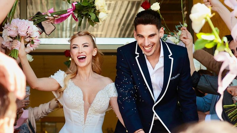 Dumnezeule mare! Andreea Balan arata demential in rochia de mireasa. Artista l-a dat pe spate pe Victor Cornea cu aparitia ei