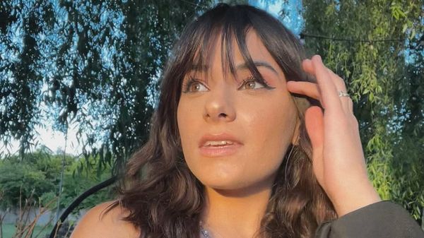 VIDEO Alexandra Căpitănescu, APARIȚIE SPECTACULOASĂ &icirc;nainte de marele show Eurovision. Covorul turcoaz A FOST ECLIPSAT de artistă: "WOW! Ești superbă! &Icirc;mi aduce aminte de..."