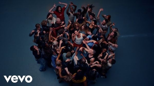 Harry Styles atrage din nou atenția fanilor cu O PIESĂ NOUĂ, iar VIDEOCLIPUL său a devenit rapid viral. Cum sună "Dance No More"