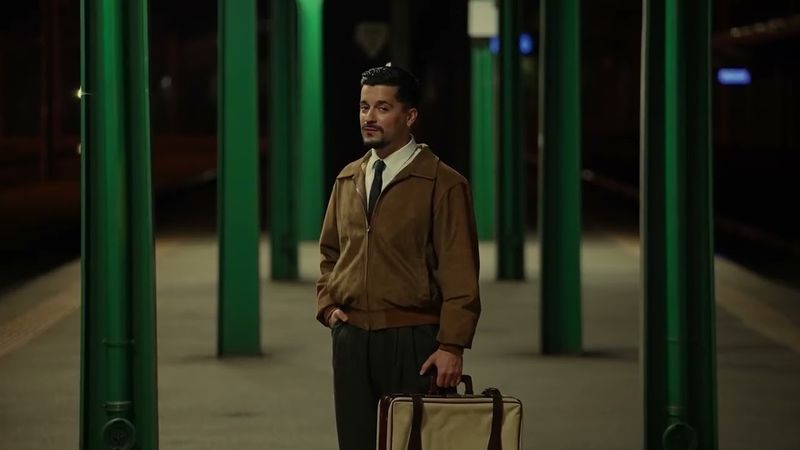 Andrei Ursu atinge inimile fanilor cu "Trenul", o piesă sensibilă despre DORUL CARE NU DISPARE și AMINTIRILE CE REVIN atunci c&acirc;nd ne așteptăm mai puțin: "Trenul a fost mereu parte din povestea familiei mele"