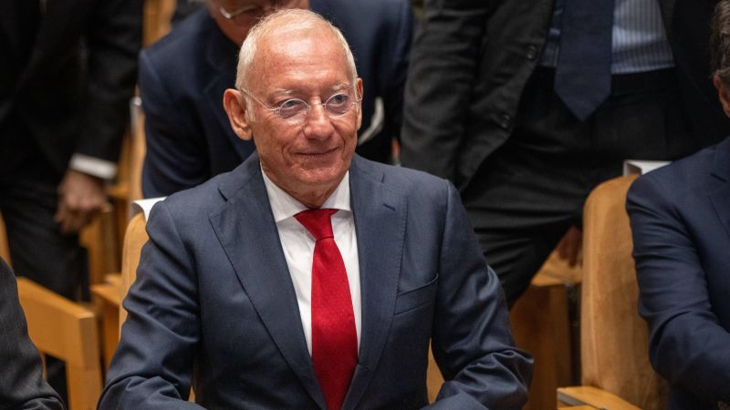 Fiul fondatorului unui cunoscut brand de haine, arestat sub suspiciunea că și-a ucis tatăl. Isak Andic a căzut &icirc;ntr-o r&acirc;pă &icirc;n timpul unei drumeții