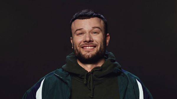 Cine este Max Korzh, artistul mai puțin cunoscut publicului din Rom&acirc;nia care a reușit să aducă zeci de mii de străini la București? Acesta va concerta s&acirc;mbătă pe Arena Națională