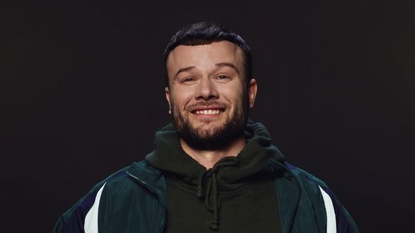 Cine este Max Korzh, artistul mai puțin cunoscut publicului din Rom&acirc;nia care a reușit să aducă zeci de mii de străini la București? Acesta va concerta s&acirc;mbătă pe Arena Națională