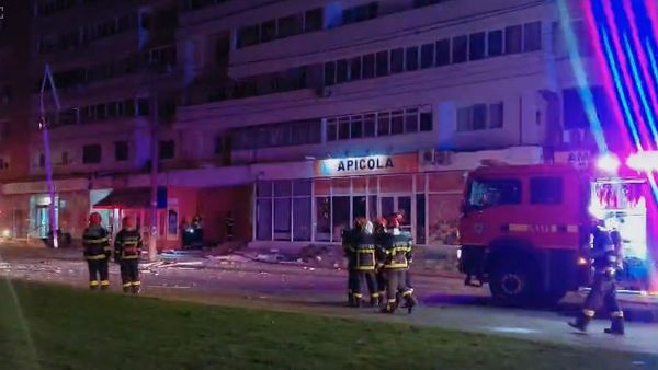 Dronă prăbuşită pe un bloc din Galaţi. Explozie şi incendiu la un apartament. Două persoane, la spital