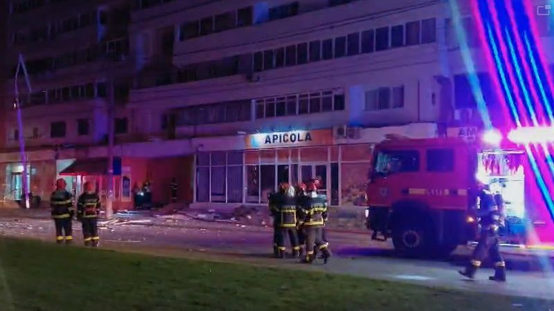 Dronă prăbuşită pe un bloc din Galaţi. Explozie şi incendiu la un apartament. Două persoane, la spital