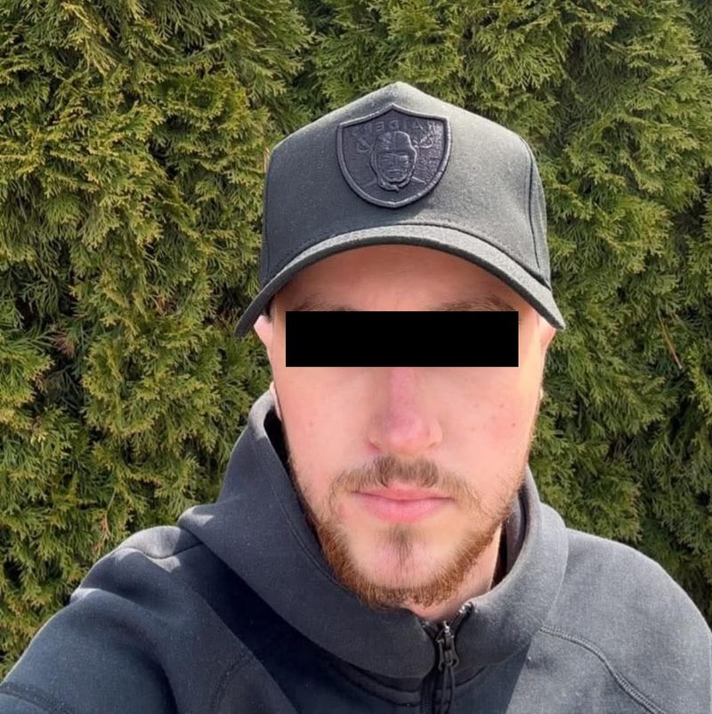 Un polițist a fost ucis în stradă cu mai multe lovituri de cuțit chiar de fiul său