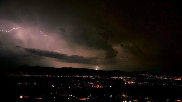 Ce este un &bdquo;oraj&rdquo;, fenomenul meteo care a speriat Bucureștiul azi-noapte? ANM a emis atenționări cod galben de instabilitate atmosferică și pentru weekend