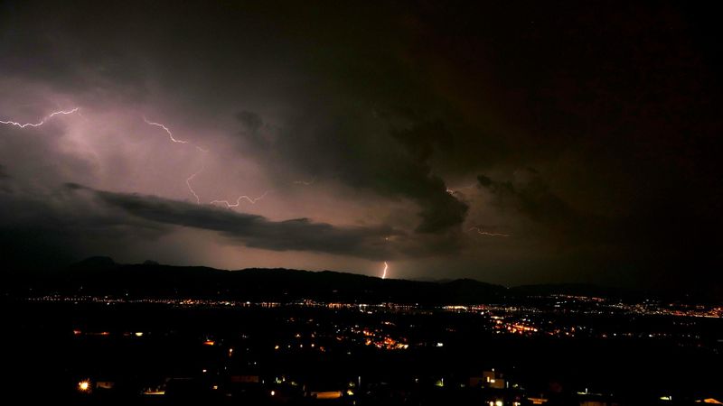 Ce este un &bdquo;oraj&rdquo;, fenomenul meteo care a speriat Bucureștiul azi-noapte? ANM a emis atenționări cod galben de instabilitate atmosferică și pentru weekend