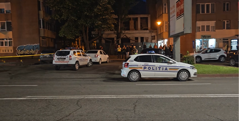 Polițistul de 50 de ani a fost ucis în stradă cu mai multe lovituri de cuțit chiar de fiul său