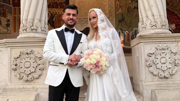 VIDEO Simona Trașcă și Marian Buzilă au scris o nouă pagină din povestea lor, jur&acirc;ndu-și iubire eternă &icirc;n fața lui Dumnezeu. Au făcut pasul cel mare &Icirc;N TĂCERE, dar cu o EMOȚIE COPLEȘITOARE. Imaginile care au apărut după ce s-au căsătorit religios