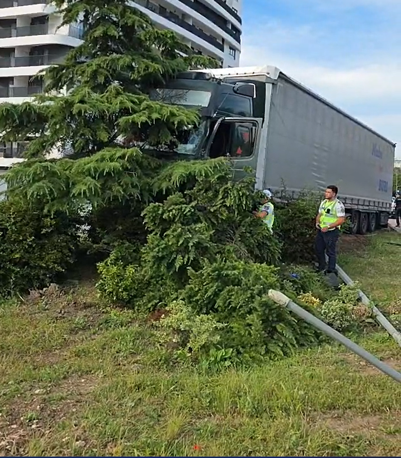 Momentul în care un TIR este scăpat de sub control în Constanța