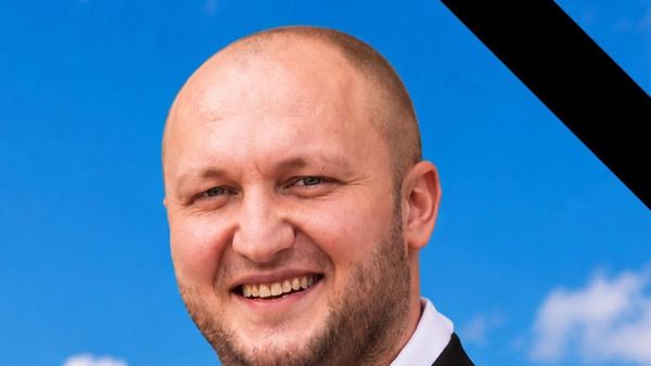 Ultimul "ADIO"spus printre LACRIMI și SUSPINE. Imaginile de la &icirc;nmorm&acirc;ntarea medicului rezident găsit mort &icirc;n baia Spitalului Floreasca sunt GREU DE PRIVIT, iar scena despărțirii este de-a dreptul sf&acirc;șietoare. Ce s-a &icirc;nt&acirc;mplat &icirc;n curtea bisericii