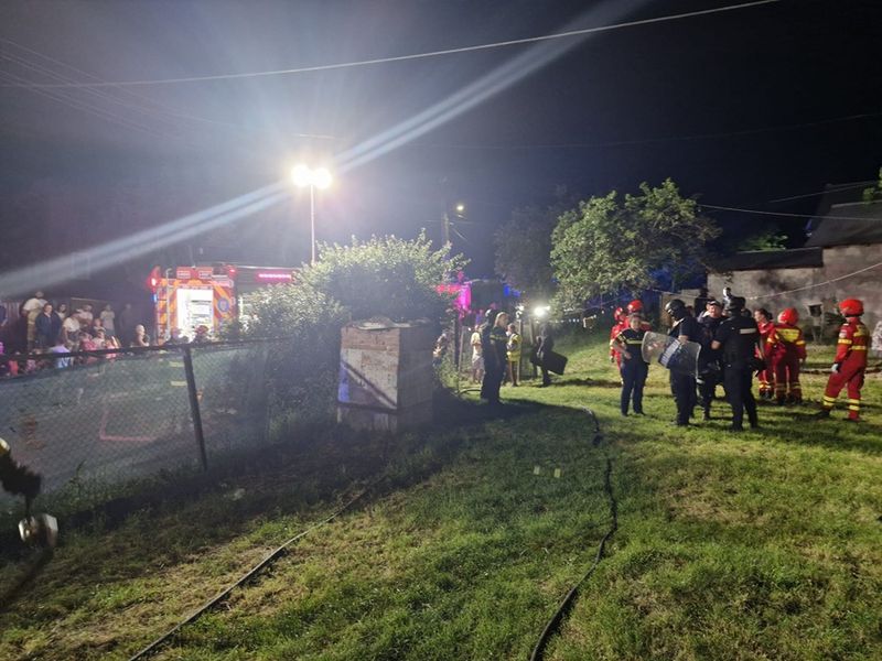 O adolescentă în vârstă de 15 ani a murit după ce casa în care locuia a luat foc.