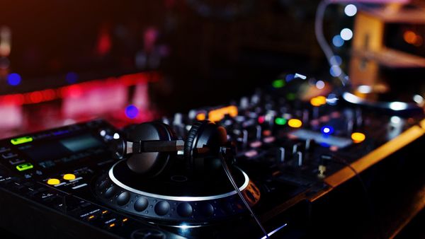 Ce faci &icirc;n weekendul 13-14 iunie 2026. Lista evenimentelor care vor avea loc &icirc;n București: cele mai tari festivaluri, concert Empire of the Sun, spectacole și multe altele