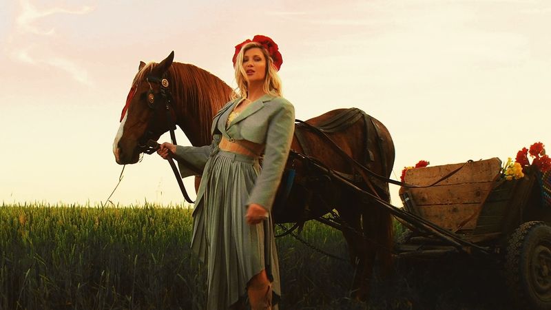 VIDEOCLIP: Lora - Prin pădure, Pe cărare