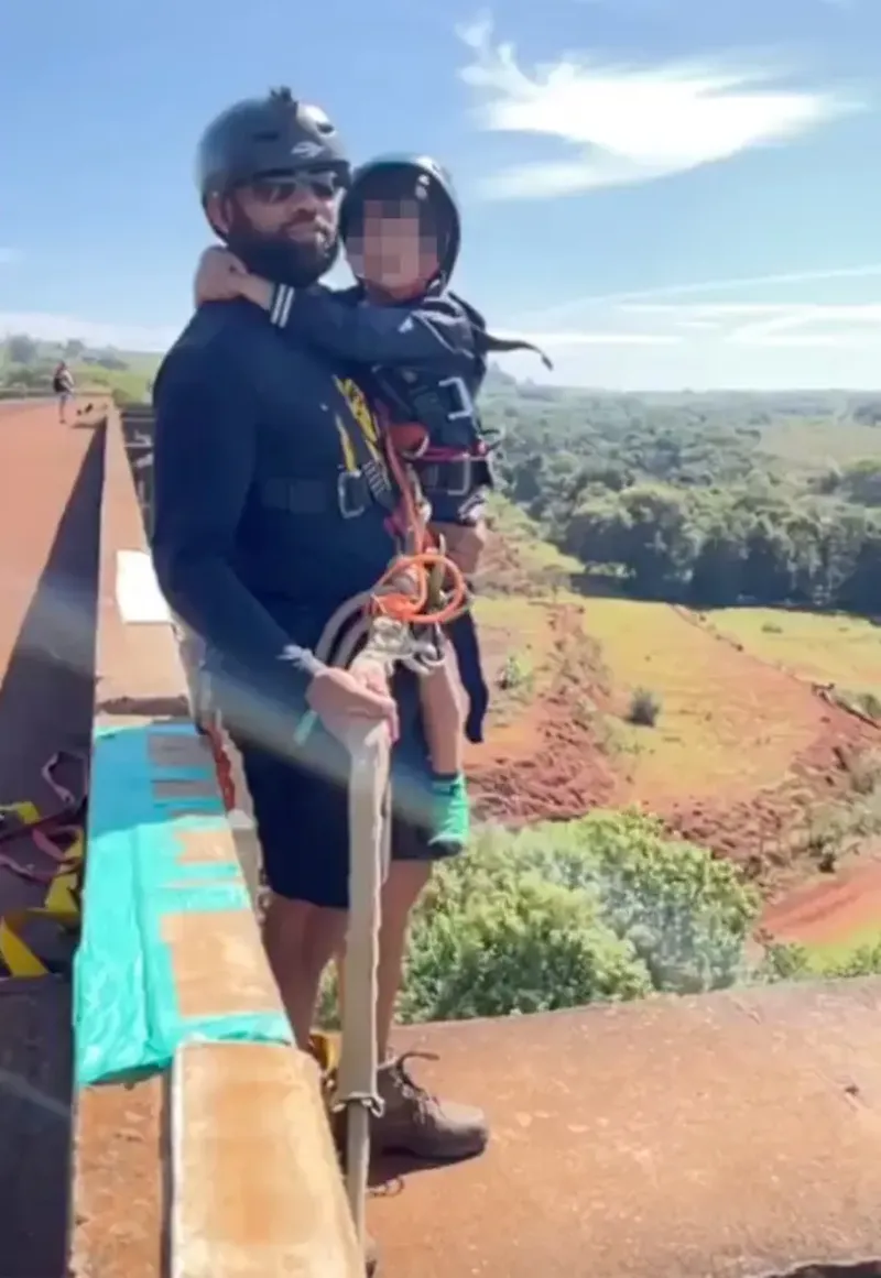 Cum s-a filmat instructorul care s-a ocupat de saltul Mariei cu un copil? 