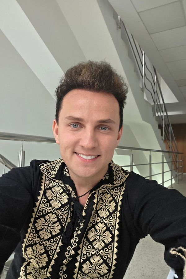 A zis "DA"!!! Toți au rămas ȘOCAȚI c&acirc;nd au văzut! Mihai Trăistariu, primele imagini de la NUNTĂ. CINE SE AFLĂ la brațul artistului a creat isterie &icirc;n ONLINE...NU te-ai fi așteptat la ea: "Casă de piatră! Meriți!"