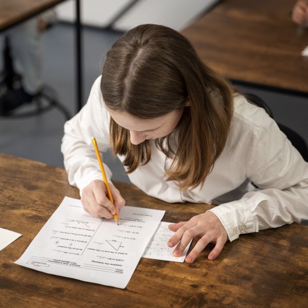 Subiectele la Limba Rom&acirc;nă de la Evaluarea Națională, răsp&acirc;ndite pe grupurile de părinți la doar o oră de la &icirc;nceperea examenului, fără watermark. Sursa documentelor ridică semne de &icirc;ntrebare