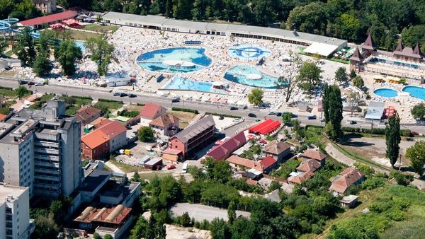 INCIDENT GRAV &icirc;n Băile Felix! Două fetițe s-au electrocutat la locul de joacă din incinta unui ștrand. Acestea au fost transportate la spital