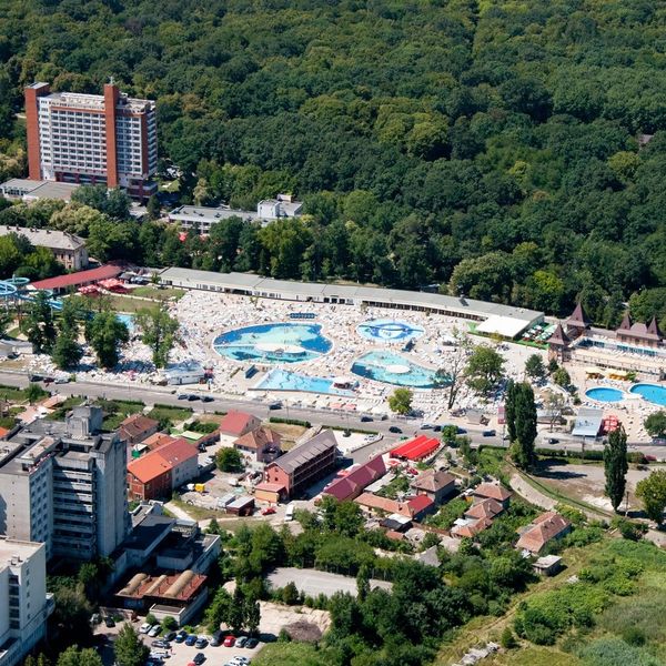 INCIDENT GRAV &icirc;n Băile Felix! Două fetițe s-au electrocutat la locul de joacă din incinta unui ștrand. Acestea au fost transportate la spital