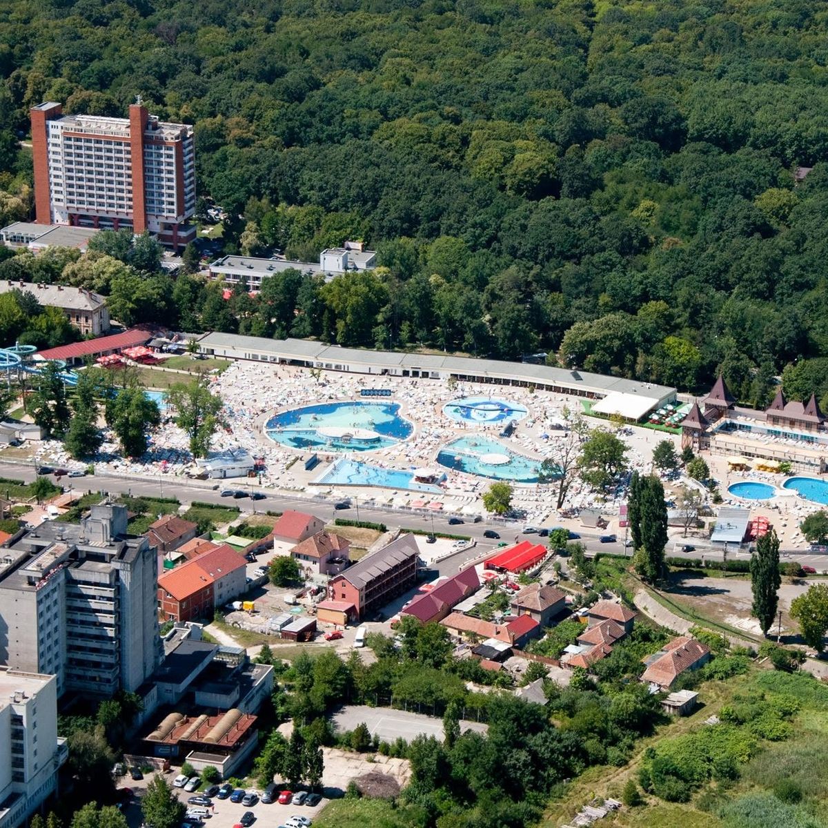 Două fetițe au ajuns la spital după ce s-au electrocutat la un loc de joacă din Băile Felix 