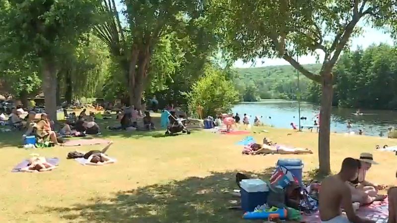 VAL DE CĂLDURĂ EXTREMĂ &icirc;n Europa! 10 persoane au murit &icirc;necate &icirc;n Franța. Autoritățile &icirc;ncurajează populația să se &icirc;mbăieze &icirc;n locurile supravegheate