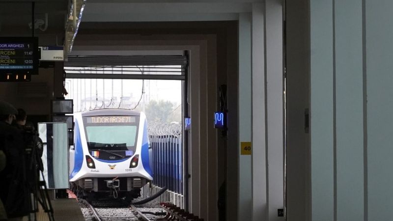 INCIDENT care putea avea consecințe grave la Metrorex. O bucată din partea superioară a unui tunel s-a prăbușit pe șine