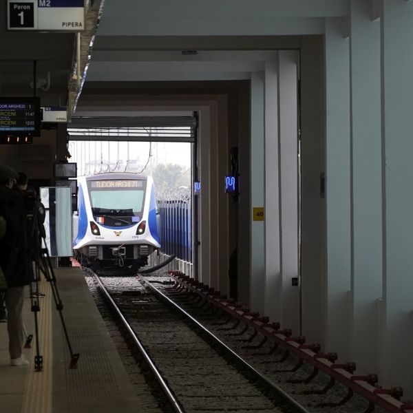 INCIDENT care putea avea consecințe grave la Metrorex. O bucată din partea superioară a unui tunel s-a prăbușit pe șine