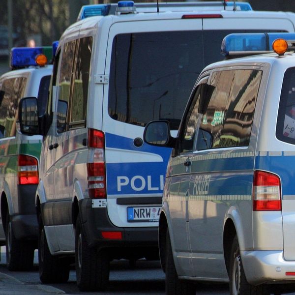 Crimă șocantă &icirc;ntre rom&acirc;nii plecați &icirc;n Germania la muncă! O femeie de 40 de ani a fost &icirc;njunghiată mortal la o fermă. Principalul suspect a fost reținut