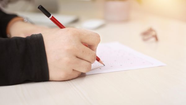 Subiectele la matematică de la Evaluarea Națională, rezolvate de un profesor. C&acirc;t de complicate au fost acestea, de fapt: &bdquo;Vor fi puține note peste 9,50&rdquo;