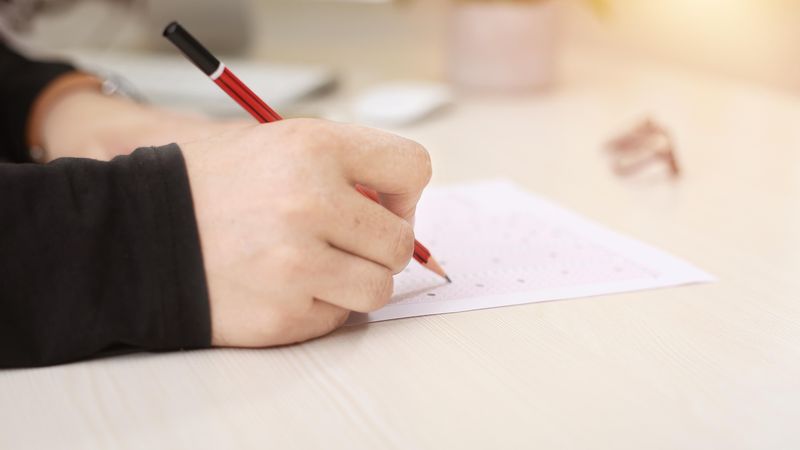 Subiectele la matematică de la Evaluarea Națională, rezolvate de un profesor. C&acirc;t de complicate au fost acestea, de fapt: &bdquo;Vor fi puține note peste 9,50&rdquo;