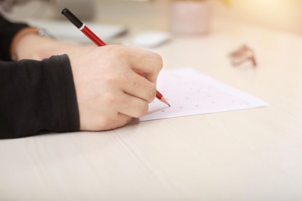 Subiectele la matematică de la Evaluarea Națională, rezolvate de un profesor. C&acirc;t de complicate au fost acestea, de fapt: &bdquo;Vor fi puține note peste 9,50&rdquo;