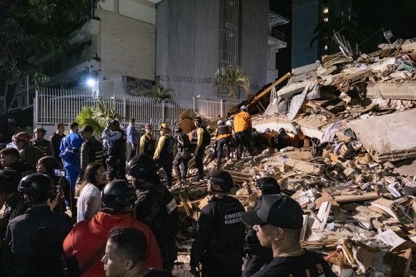 VIDEO: Un locuitor din Venezuela a filmat cum a ieșit dintr-un bloc distrus de cutremur / Bucureștiul este capitala cea mai expusă la cutremure din Uniunea Europeană