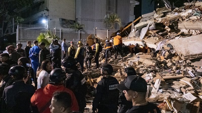VIDEO: Un locuitor din Venezuela a filmat cum a ieșit dintr-un bloc distrus de cutremur / Bucureștiul este capitala cea mai expusă la cutremure din Uniunea Europeană