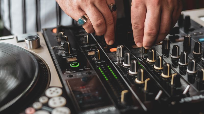 DJ-ul Hugo Bianco, acuzat că ar fi coordonat o rețea internațională de substanțe interzise
