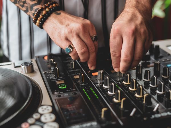 DJ-ul Hugo Bianco, acuzat că ar fi coordonat o rețea internațională de substanțe interzise