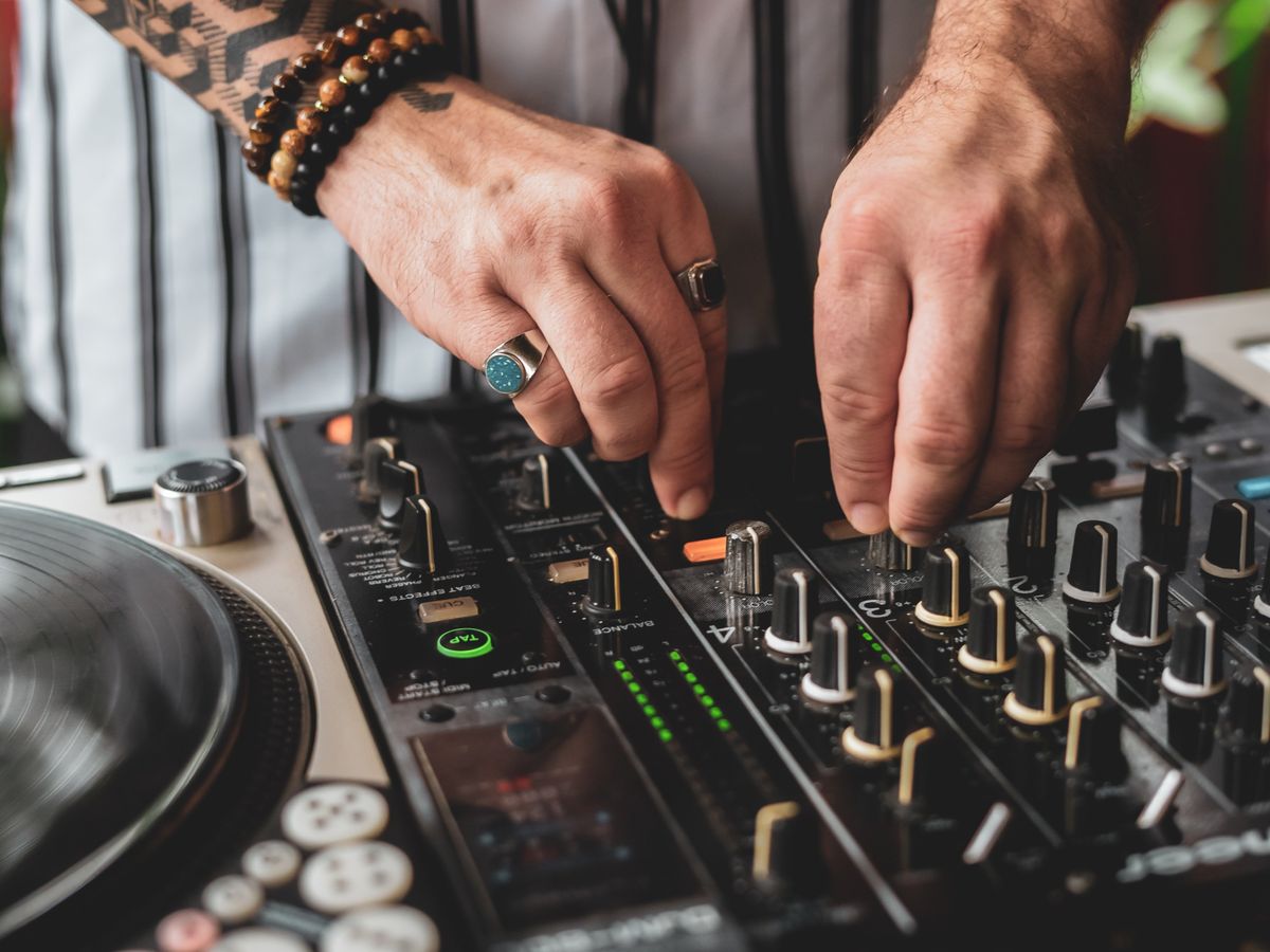 DJ cunoscut din Ibiza, acuzat că ar fi coordonat o retea internatională de trafic de droguri