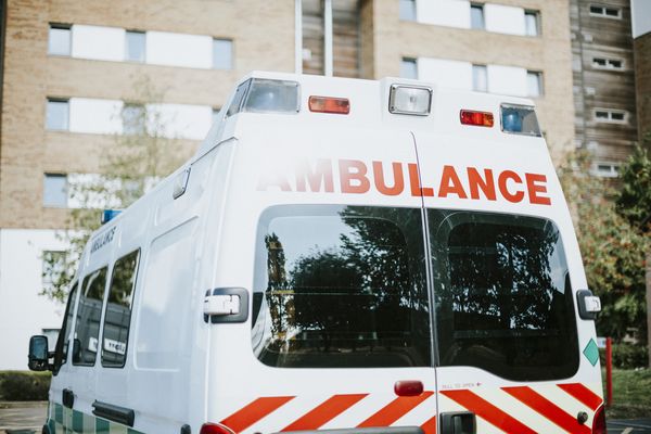 TRAGEDIE URIASA! Un copil de 3 ani a fost găsit mort &icirc;n mașină, &icirc;n fața casei: &rdquo;A rămas blocat &icirc;n vehicul&rdquo;