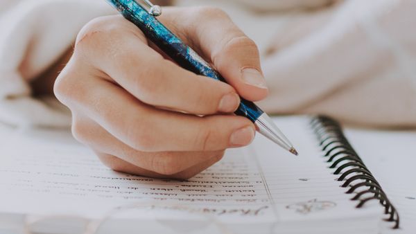 EVALUAREA NAȚIONALĂ 2026: Proba la limba și literatura maternă are loc astăzi. Ce reguli trebuie să respecte elevii