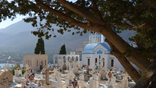Un copil de 12 ani a murit &icirc;ntr-un cimitir din Cluj, după ce o cruce a căzut peste el. TRAGEDIA CUMPLITĂ a avut loc &icirc;n momentul &icirc;n care s-a &icirc;ndepărtat de tatăl lui