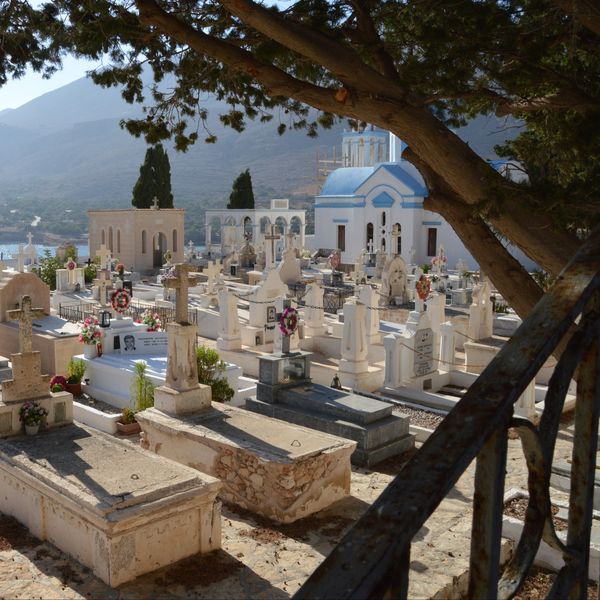 Un copil de 12 ani a murit &icirc;ntr-un cimitir din Cluj, după ce o cruce a căzut peste el. TRAGEDIA CUMPLITĂ a avut loc &icirc;n momentul &icirc;n care s-a &icirc;ndepărtat de tatăl lui