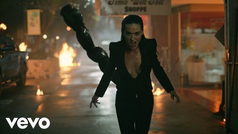 "Watch It Burn" este gata să intre &Icirc;N PLAYLISTUL TĂU de la primul PLAY! Katy Perry revine cu un VIDEOCLIP SPECTACULOS, plin de cadre impresionante și o energie care cucerește publicul