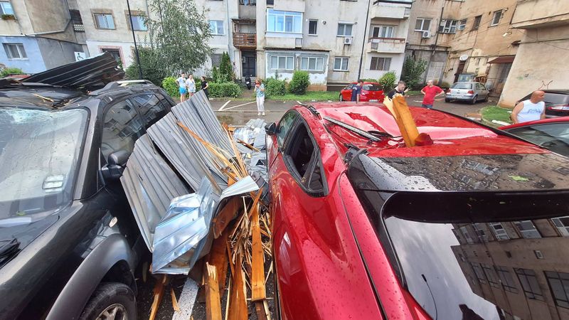 masini distruse dupa furtuna din targoviste
