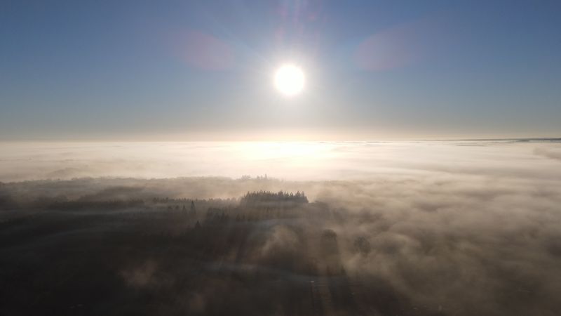 O fetiță de 4 ani a fost găsită &icirc;ntr-o mașină &icirc;ncinsă din cauza temperaturilor extreme