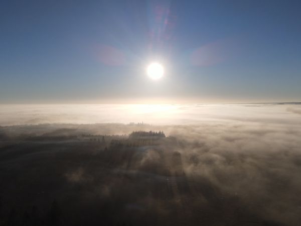 O fetiță de 4 ani a fost găsită &icirc;ntr-o mașină &icirc;ncinsă din cauza temperaturilor extreme
