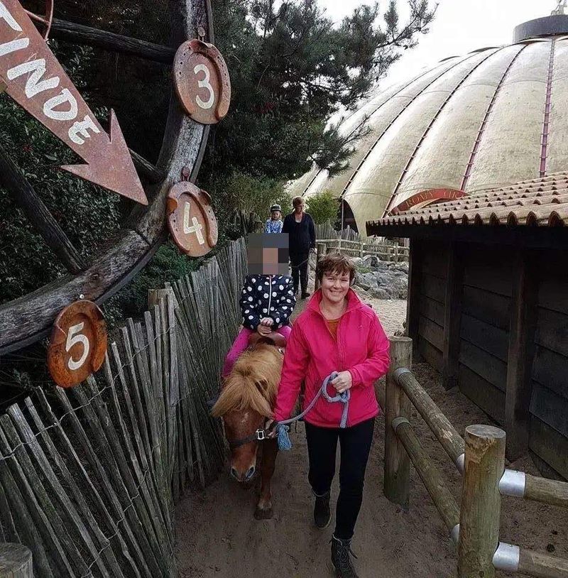 Adolescenta de 15 ani este acuzată că și-a omorât părinții cu sânge rece