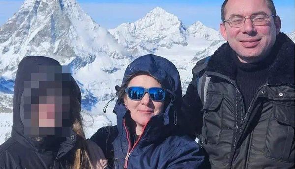 DETALII CUTREMURĂTOARE &icirc;n cazul adolescentei de 15 ani acuzată că și-a ucis părinții. IMAGINILE cu trupurile ne&icirc;nsuflețite, trimise colegilor de la școală. MĂRTURIILE ELEVILOR: "Tatăl ei era pe podea, iar mama ei era pe pat. Se vedea s&acirc;nge și..."