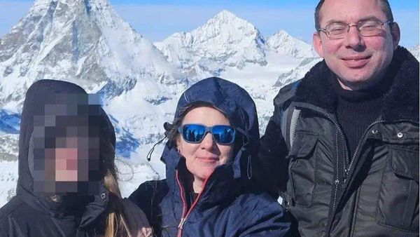 DETALII CUTREMURĂTOARE &icirc;n cazul adolescentei de 15 ani acuzată că și-a ucis părinții. IMAGINILE cu trupurile ne&icirc;nsuflețite, trimise colegilor de la școală. MĂRTURIILE ELEVILOR: "Tatăl ei era pe podea, iar mama ei era pe pat. Se vedea s&acirc;nge și..."